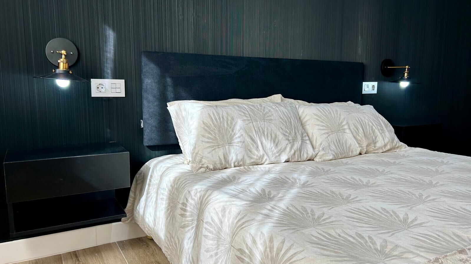 2 sovrum, skrivbord, strykjärn/strykbräda och resesäng