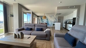 Smart TV, books - Modern and Spacious Apartment in Algeciras | Bay Views | near the Port (Algeciras)
