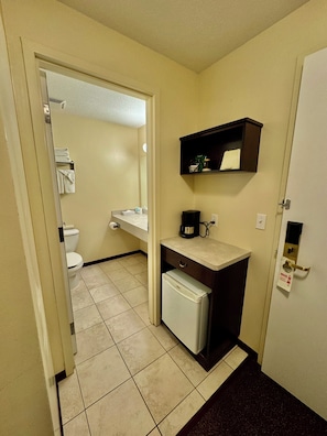 Classic Single Room | Bathroom | Towels, soap, shampoo, toilet paper