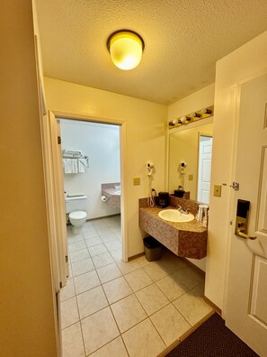 Basic Single Room | Bathroom | Towels, soap, shampoo, toilet paper