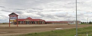 Front of property - Western Budget Plus Killam Krossing (Killam)