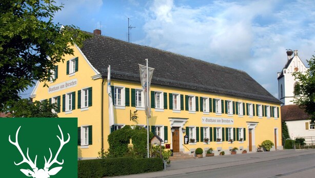 A yellow building with green shutters and a sign reading "Gasthof zum Hirsch". - Gasthaus zum Hirschen (Muhr am See)