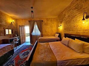 Habitación cuádruple Confort | Colchones viscoelásticos y escritorio