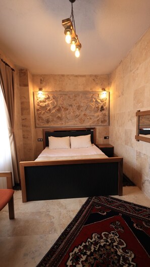 Bedden met traagschuimmatrassen, een bureau, een laptopwerkplek