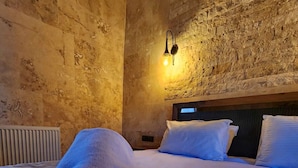 Memory foam beds, desk, laptop workspace, bed sheets - Cappadocia Hurrem Sultan Hotel (Avanos)