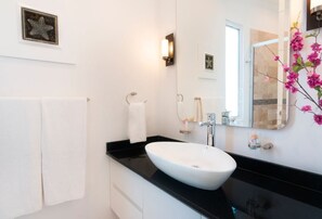 Dusche, Haartrockner, Handtücher, Seife
