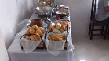 Bao gồm bữa sáng đầy đủ hàng ngày