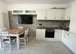 Private kitchen - Cozy Garden apartment near the Lake (Riva del Garda)