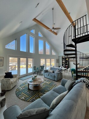 スマートテレビ、暖炉、テーブルサッカー台、書庫