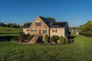 Exterior - 4-bedroom 3-bath Lakefront home with private dock.  Can sleep up to 14 people. (Mineral)