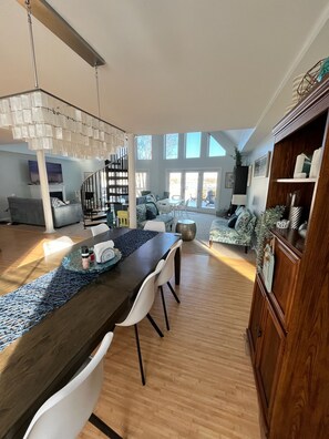 Smart TV, fireplace, table football, books - 4-bedroom 3-bath Lakefront home with private dock.  Can sleep up to 14 people. (Mineral)