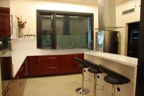 Kühlschrank, Mikrowelle, Herdplatte, Geschirrspüler