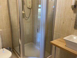 Cottage | Bathroom | Shower, towels - Bungalow-happy Valley-sleeps8 (Llandudno)