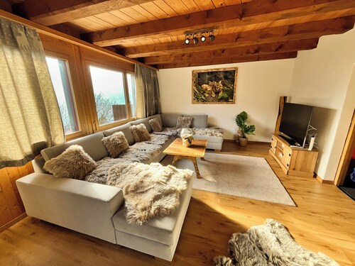 Gemütliches Chalet in den Schweizer Alpen mit Heidibett. Haustierfreundlich!