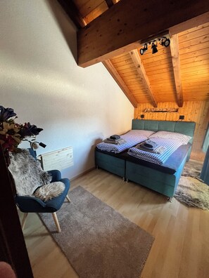 4 bedrooms, iron/ironing board, WiFi, bed sheets - Cozy chalet in the Swiss Alps with Heidi bed. Pet friendly! (Amden)