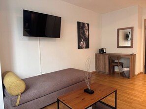 Apartment, 1 Bedroom, Accessible | Living room