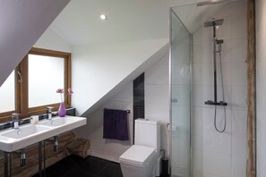 Cabin | Bathroom | Shower, hair dryer, towels, toilet paper