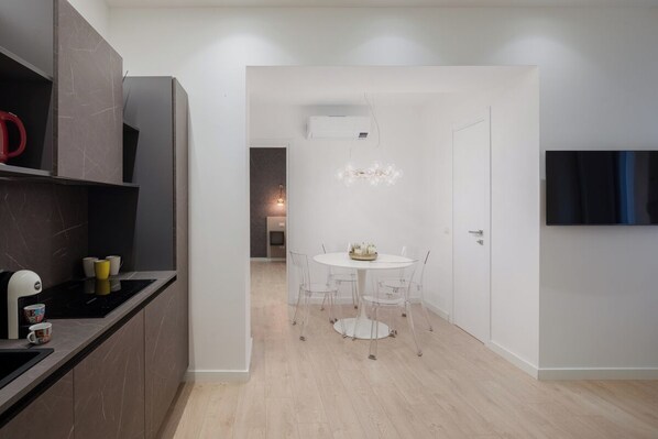 Kühlschrank, Mikrowelle, Ofen, Herdplatte