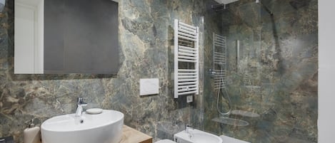 SĂšche-cheveux, serviettes fournies, savon, shampoing