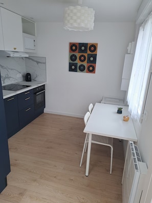 Microwave, oven, stovetop, dishwasher - Cosy, bright house close to amenities in Mordelles (Mordelles)