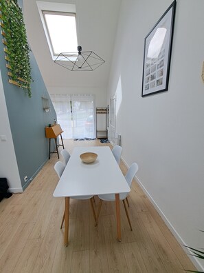 Dining - Cosy, bright house close to amenities in Mordelles (Mordelles)