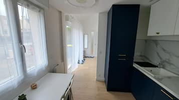 Een microgolfoven, een oven, een kookplaat, een vaatwasser