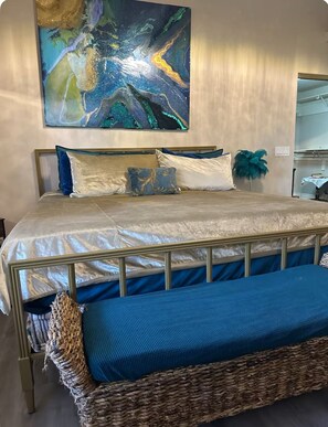 4 bedrooms, iron/ironing board, WiFi, bed sheets