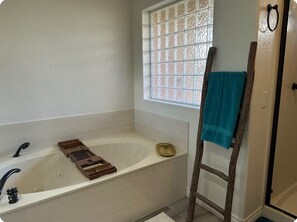 Chuveiro, banheira de hidromassagem, secador de cabelo, toalhas de banho
