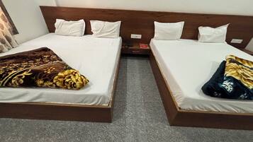 Habitació quàdruple familiar, vistes a la ciutat | Escriptori i wifi gratuïta