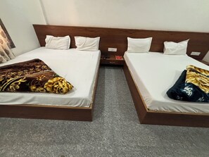 Neljän hengen perhehuone, kaupunkinäköala | Työpöytä, ilmainen Wi-Fi