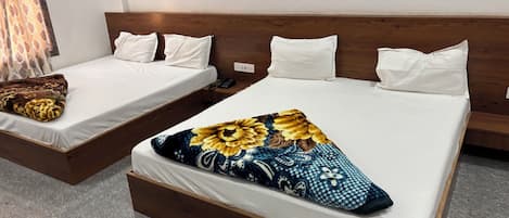 Chambre Quadruple Familiale, vue ville | Bureau, Wi-Fi gratuit