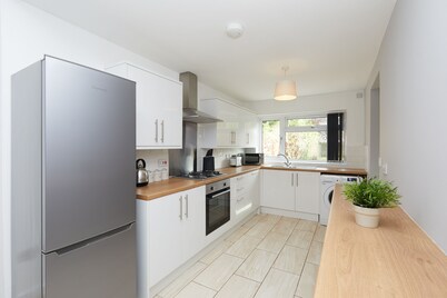 2 Bed Derby House- Parking - Rolls Royce