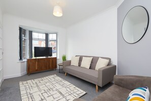 Superior Townhome, 2 Bedrooms, Patio, Garden View | Living area