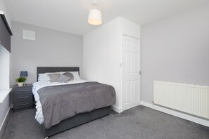 Superior-Stadtwohnung, 2 Schlafzimmer, Terrasse, Gartenblick | Badezimmer | Handtücher