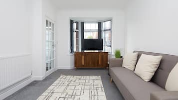 Casa de ciudad superior, 2 habitaciones, patio, vista al jardín | Área de sala de estar | Televisión