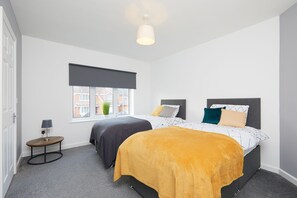 Superior-Stadtwohnung, 2 Schlafzimmer, Terrasse, Gartenblick | 2 Schlafzimmer, Bügeleisen/Bügelbrett, kostenloses WLAN