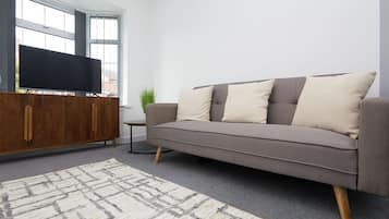 Casa de ciudad superior, 2 habitaciones, patio, vista al jardín | Área de sala de estar | Televisión