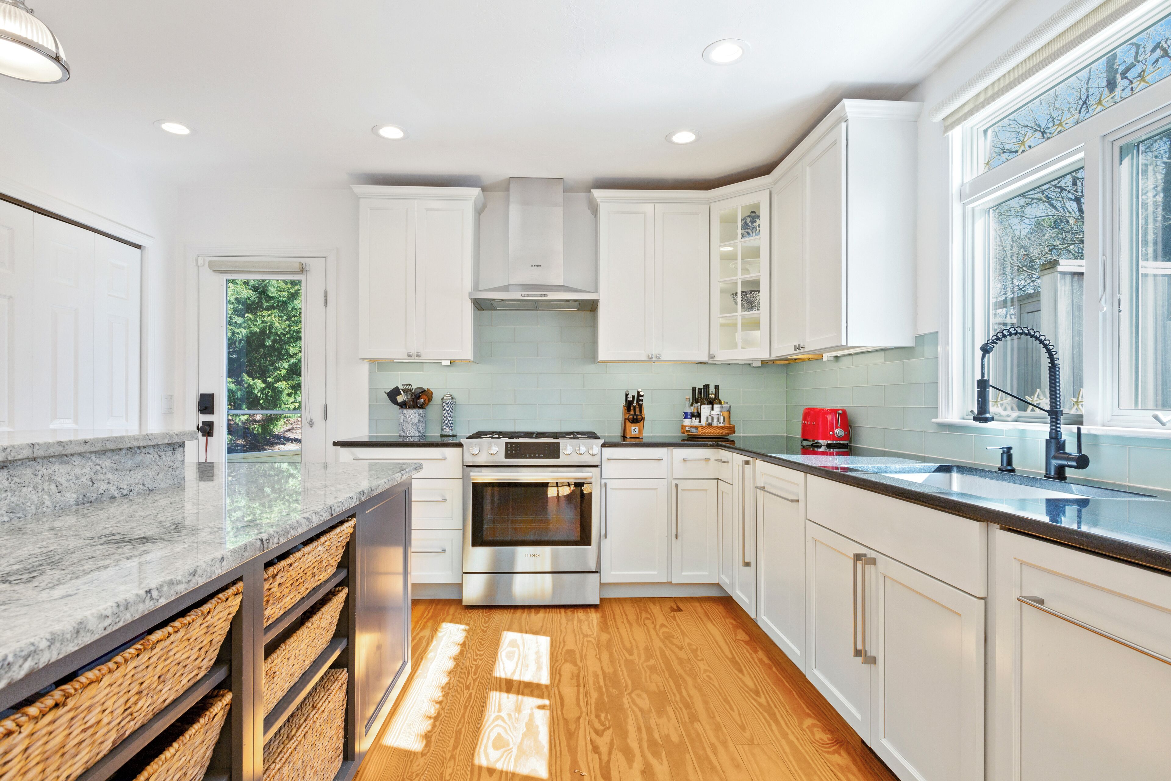 Kjøleskap, mikrobølgeovn, ovn og kokeplater