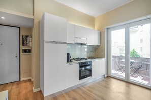 Kühlschrank, Ofen, Herdplatte, Wasserkocher mit Kaffee-/Teezubehör