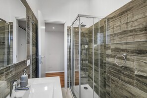Ducha, secador de pelo, bidet, toallas