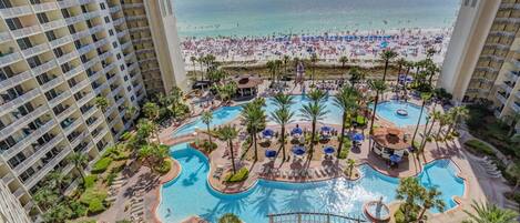 Una piscina techada, una piscina climatizada
