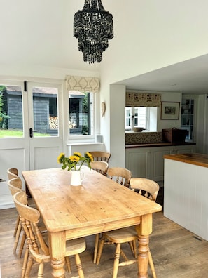 Dining - Perfect Countryside Cottage (Fyfield)