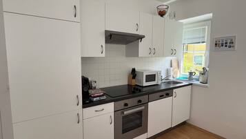 Køleskab, mikrobølgeovn, ovn, kogeplade