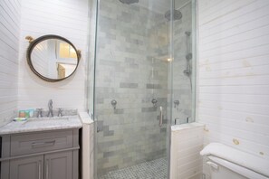 Shower, towels - Tybee’s Beach Cottage (Tybee Island)