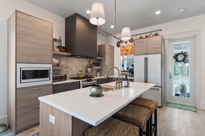 冷蔵庫、電子レンジ、オーブン、コンロ