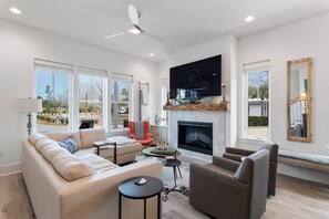 Smart TV, fireplace