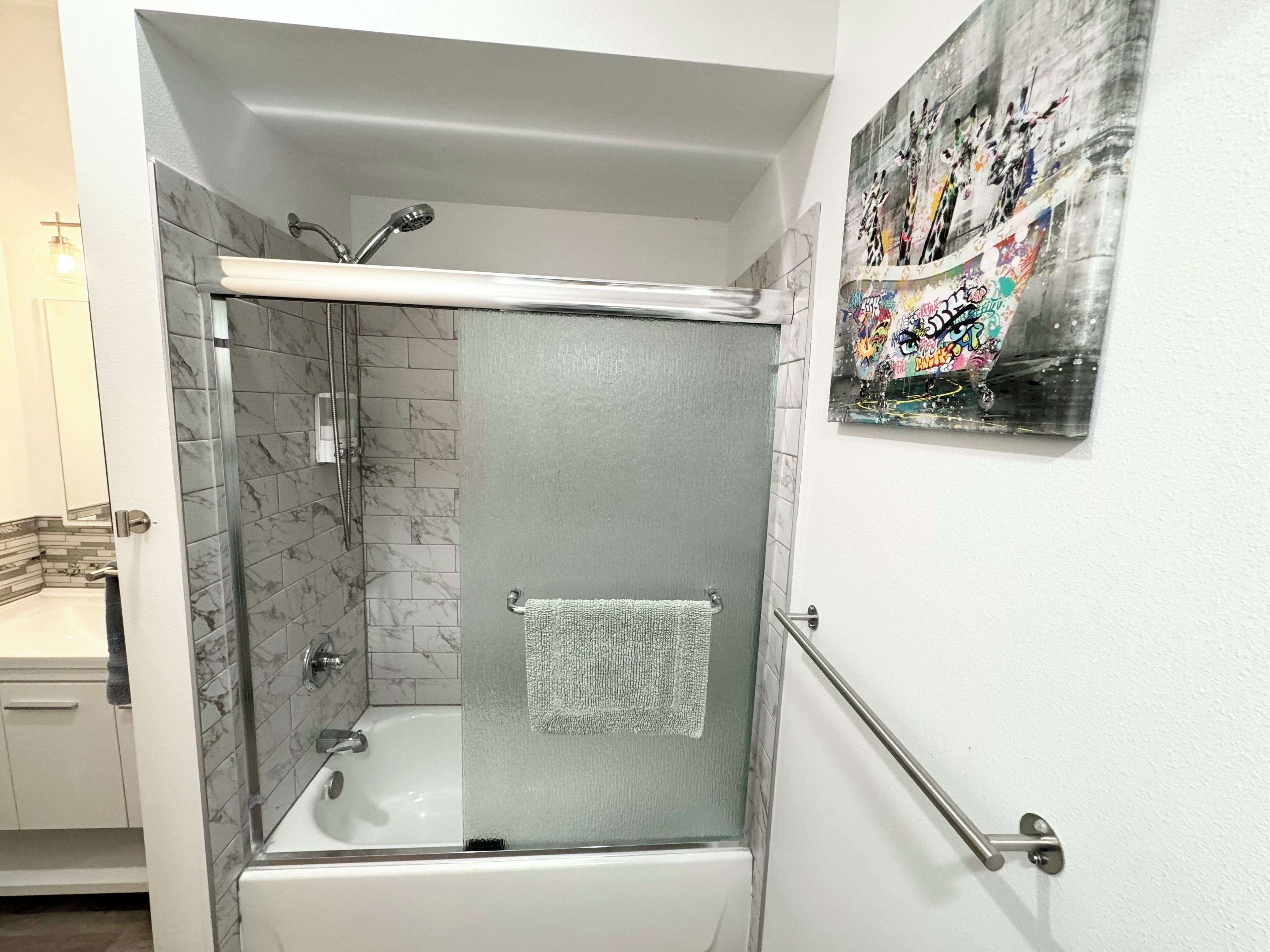 Séchoir à cheveux, serviettes fournies, savon, papier de toilette