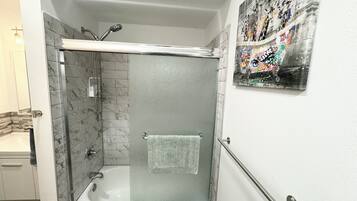 Séchoir à cheveux, serviettes fournies, savon, papier de toilette