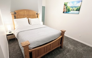 2 bedrooms, iron/ironing board, free WiFi, bed sheets - Stylish Historic Loft in Downtown Dubuque. Walk to Dining & Riverwalk (Dubuque)
