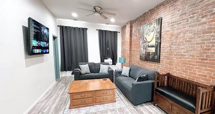 Stylish Historic Loft in Downtown Dubuque. Walk to Dining & Riverwalk